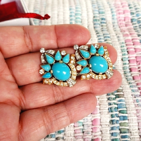 Authentic Vintage Trifari Jewels of India Rhinestone Aqua Cabochon Clip Earrings - Picture 10 of 13